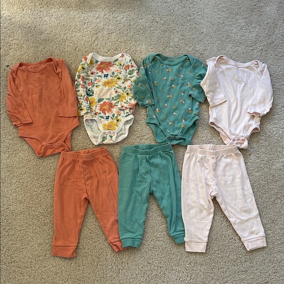 Assorted Baby Girl Clothing Bundle - 18 pieces - Picture 3 of 9